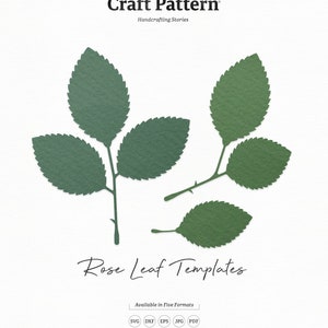 Pode incluir: Um padrão de artesanato digital para cinco modelos de folhas de rosa. As folhas são de cor verde escura e estão dispostas em um cacho. O padrão está disponível nos formatos SVG, DXF, EPS, JPG e PDF. O texto "Rose Leaf Templates" está escrito em cursiva abaixo das folhas. O texto "Craft Pattern" está escrito em negrito acima das folhas. O texto "Folktale Co. Handcrafting Stories" está escrito em letras menores abaixo de "Craft Pattern". O texto "Die Cut" está escrito no canto inferior esquerdo da imagem. O texto "No. 274" está escrito no canto inferior direito da imagem.