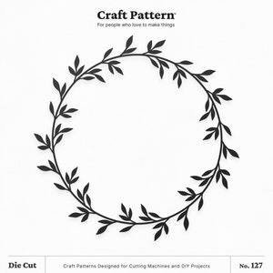 Può includere: Silhouette in bianco e nero di una ghirlanda fatta di foglie. La ghirlanda è un cerchio con foglie intorno all'esterno. Il testo "Craft Pattern™" è nella parte superiore dell'immagine. Il testo "For people who love to make things" è sotto il titolo. Il testo "Die Cut" è nella parte inferiore sinistra dell'immagine. Il testo "Craft Patterns Designed for Cutting Machines and DIY Projects" è nella parte inferiore centrale dell'immagine. Il testo "No. 127" è nella parte inferiore destra dell'immagine.