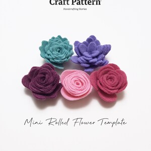 Op de afbeelding: Vijf viltbloem sjablonen voor knutselen. De bloemen zijn in tinten van paars, roze, rood en turquoise. De tekst "Mini Rolled Flower Template" is onder de bloemen gedrukt. De tekst "Die Cut" is gedrukt in de linkerbenedenhoek. De tekst "Craft Patterns Designed for Cutting Machines and DIY Projects" is onder de bloemen gedruckt. De tekst "No. 256" is gedrukt in de rechterbenedenhoek.