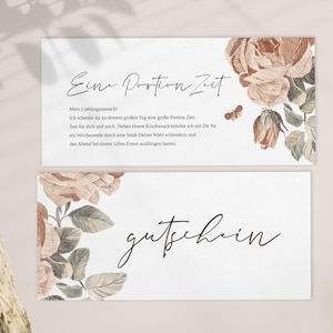 Könnte beinhalten: Ein weißer Geschenkgutschein mit einem floralen Design und dem Text "Eine Portion Zeit" und "gutehrin".