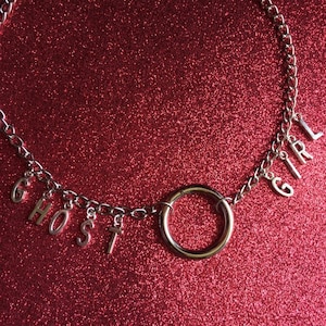 Collar de anillo tórico de chica fantasma / Cadena de ropa de calle de inspiración estética / Collar de letras de anillo tórico
