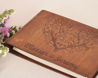 Libro de firmas moderno de madera para bodas, con diseño de árbol grabado.