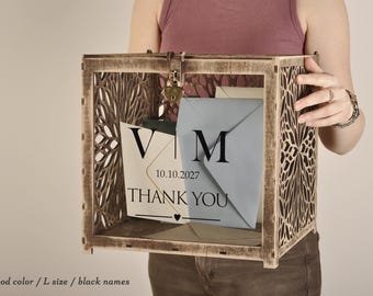 Caja rústica personalizada para tarjetas de boda con cerradura y diseño de flores silvestres cortadas con láser.