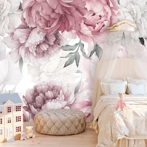 Può includere: Una camera da letto con un murale raffigurante grandi peonie rosa e bianche, un letto a baldacchino, un pouf trapuntato beige, una casa delle bambole e due piccoli orsacchiotti su un pavimento in legno chiaro. La biancheria è beige con balze.