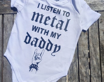 Body bébé I listen to Metal music comme papa, musique métal, body bébé personnalisé hard rock, idée cadeau futur papa, annonce de grossesse