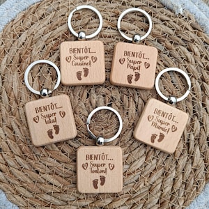 Porte clé en bois gravé, annonce grossesse, super cousine, baby shower, bébé arrive,bientôt mamie papi, enceinte annonce à la famille