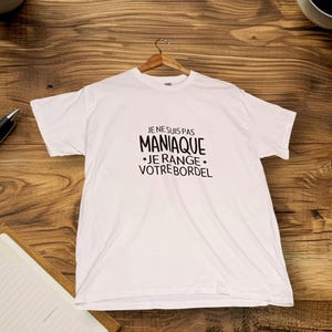 Peut inclure: T-shirt blanc avec un texte noir qui dit "Je ne suis pas maniaque *Je range votre bordel*"
