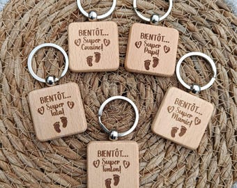 Porte clé en bois personnalisé Bientôt super papi