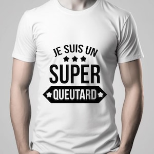 Op de afbeelding: Wit T-shirt met zwarte tekst die "Je suis un super queutard" zegt met drie sterren boven het woord "super".