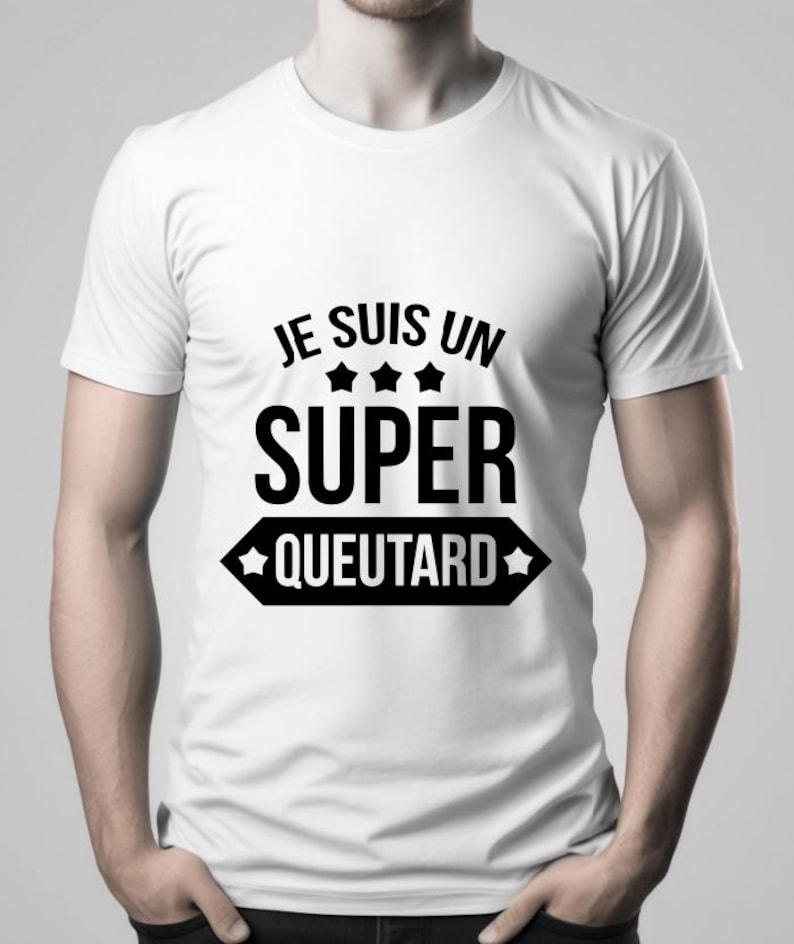 Op de afbeelding: Wit T-shirt met zwarte tekst die "Je suis un super queutard" zegt met drie sterren boven het woord "super".