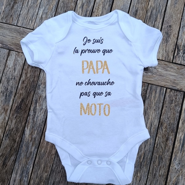 Body neonato umoristico, sono la prova che il papà non passa il tempo in moto, vestitini divertenti divertenti e personalizzabili che annunciano la gravidanza