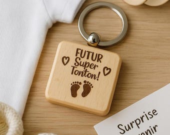 Llavero de madera personalizado con un mensaje: futuro supertío, supertía, bebé en camino, regalo para anunciar el embarazo a la familia, padrinos.