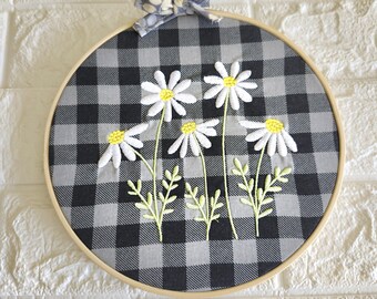 Embroidered Daisies Plaid Hoop Wall Art: Retro Home Decor