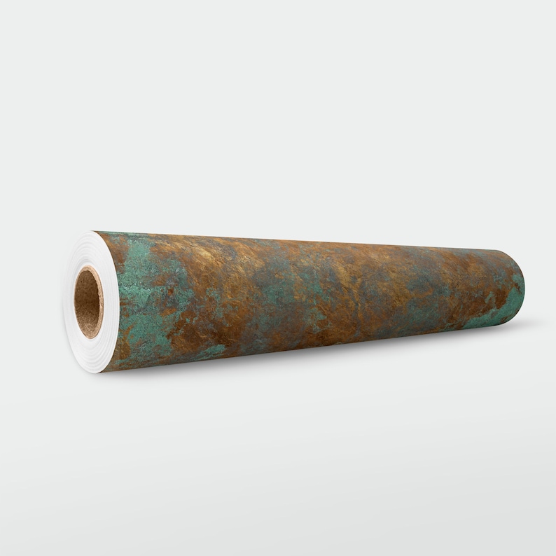 K&ouml;nnte beinhalten: Eine Tapetenrolle mit der Optik von verwittertem, oxidiertem Metall und einer gesprenkelten Textur. Die Oberfl&auml;che zeigt eine Mischung aus tiefbraunen, rostfarbenen T&ouml;nen und leuchtend blaugr&uuml;nen Flecken, die gealtertes Kupfer imitieren.