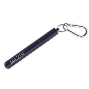 May include: A black metal straw with a carabiner clip attached. The straw is engraved with the word "MASON".
