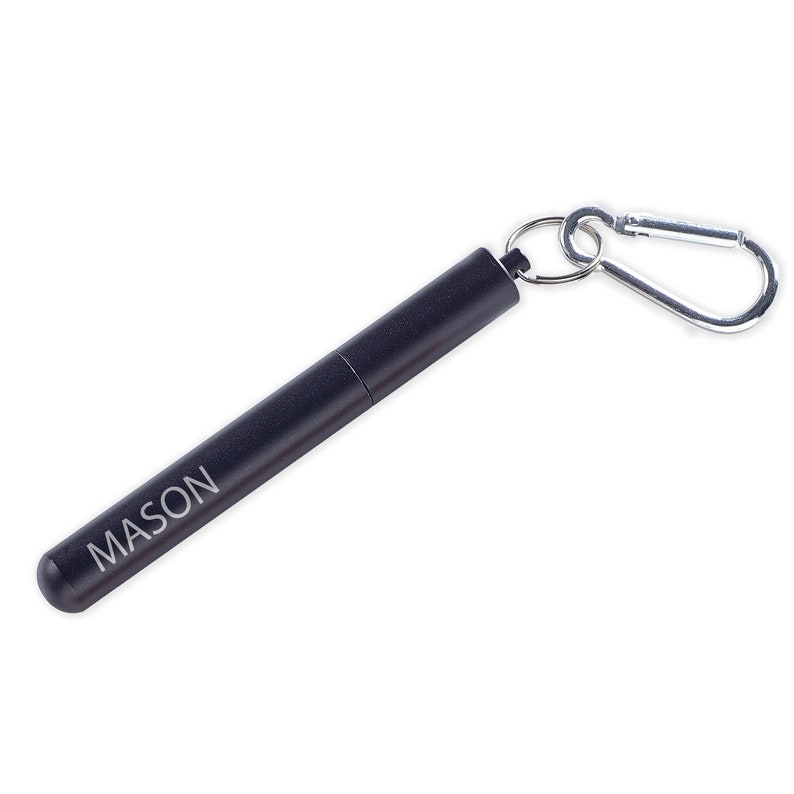 May include: A black metal straw with a carabiner clip attached. The straw is engraved with the word "MASON".