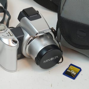 Minolta Dimage Z1 + tarjeta de 1Gb y bolsa, ¡¡excelente cámara digital vintage!!