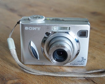 Sony DSC-W7 vintage digital with Carl Zeiss lens + card!