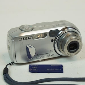 Sony Cybershot DSC-P73 vintage digital camera with card!