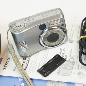 Appareil photo numérique Sony DSC-S80 avec objectif Carl Zeiss et carte, veuillez lire