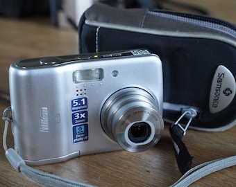Nikon Coolpix L3 vintage digital cam