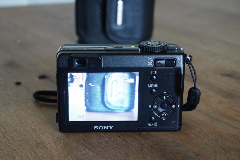 Sony Cybershot DSC-W15 vintage digital with Carl Zeiss lens image 3