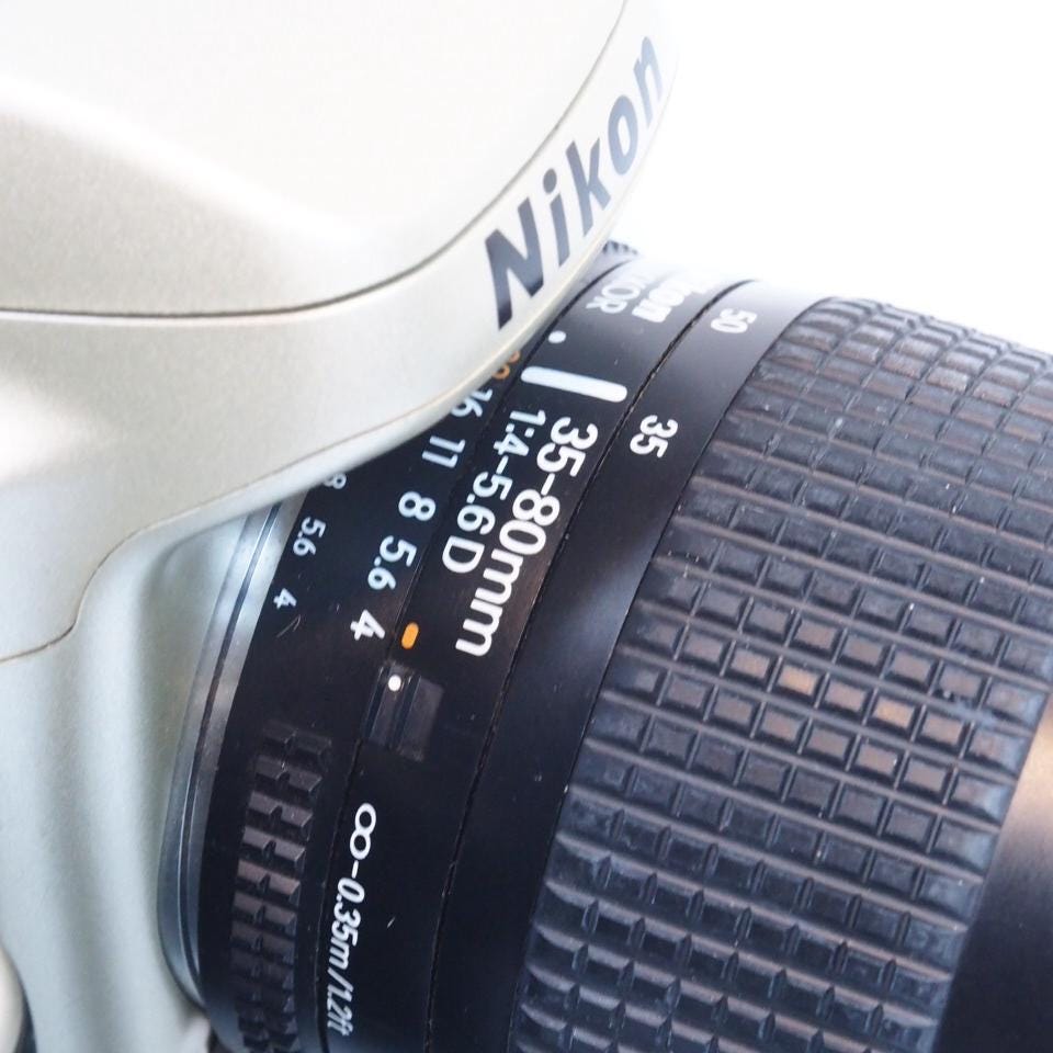 Nikon F50 一眼レフカメラ 35-80mmレンズ付き Nikon F50 35mm AF SLR Film Camera w/35-80mm f4-5.6 Lens [Exc+]