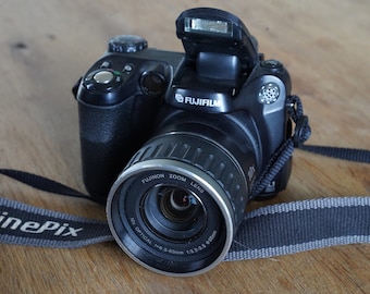 Fuji Finepix S5600 digital bridge camera