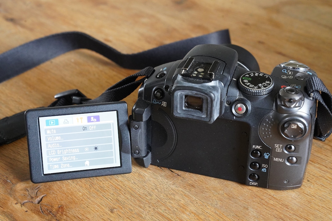 Canon Powershot S5is Vintage Digital Camera With Card! Tilt Canon Powershot S5is Vintage Digital Camera With Card! Tilt