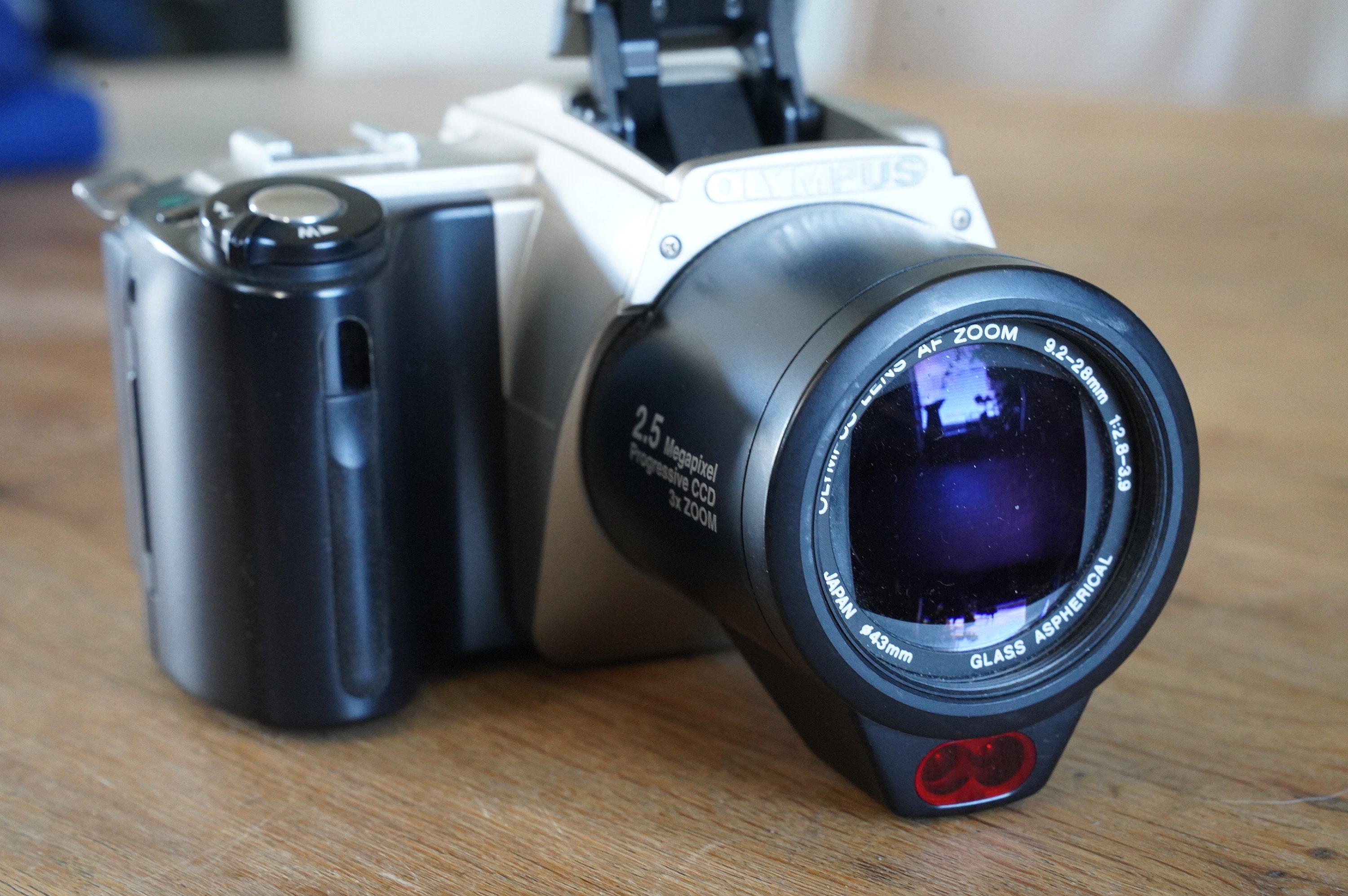 Olympus Camedia C-2500L digital camera with card