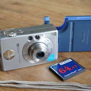 Canon Digital IXUS V3 with card!