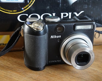 Nikon Coolpix P5000, vintage digital camera