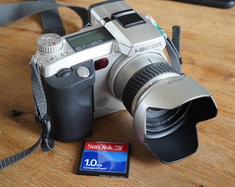 Minolta Dimage 7i, classic digital camera, with card