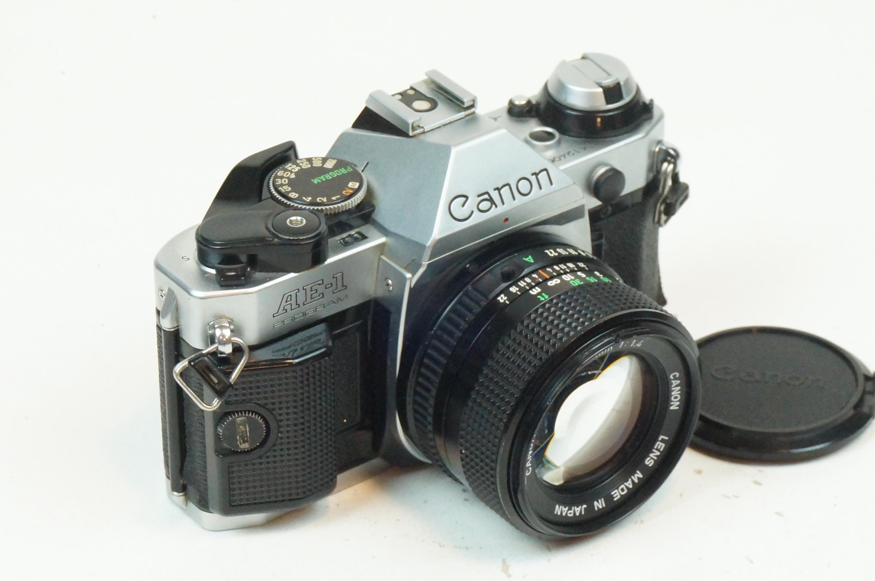 Canon AE-1 カメラ グリーン 50mmレンズ付き置き物 Amazon | Canon AE-1 35mmフィルムカメラ 50mm 1:1.8レンズ付き