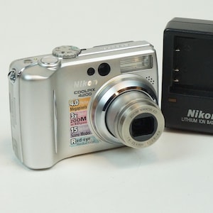 Appareil photo numérique vintage Nikon Coolpix 4200