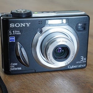 Sony Cybershot DSC-W15 vintage digital with Carl Zeiss lens image 2