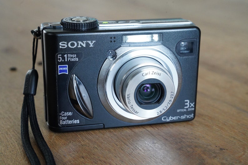 Sony Cybershot DSC-W15 vintage digital with Carl Zeiss lens image 2
