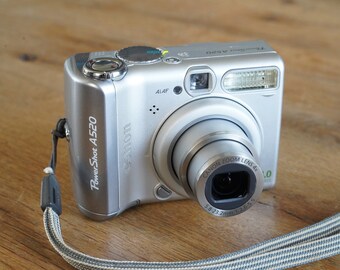 Canon Powershot A520 vintage digital camera