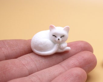 Sleeping Cat 1:24 Scale Miniature White Polyresin Domestic Pet Kitten Laying Down Asleep - Dollhouse Kitty, Model Animals for Fairy Garden