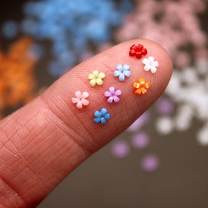 Teensy Flowers 100 or 200 Pk Micro 1:24 Scale Multi Color Mix Polyresin Flower Blooms for Fairy Garden, Nail Art, Terrarium, Scrapbooking