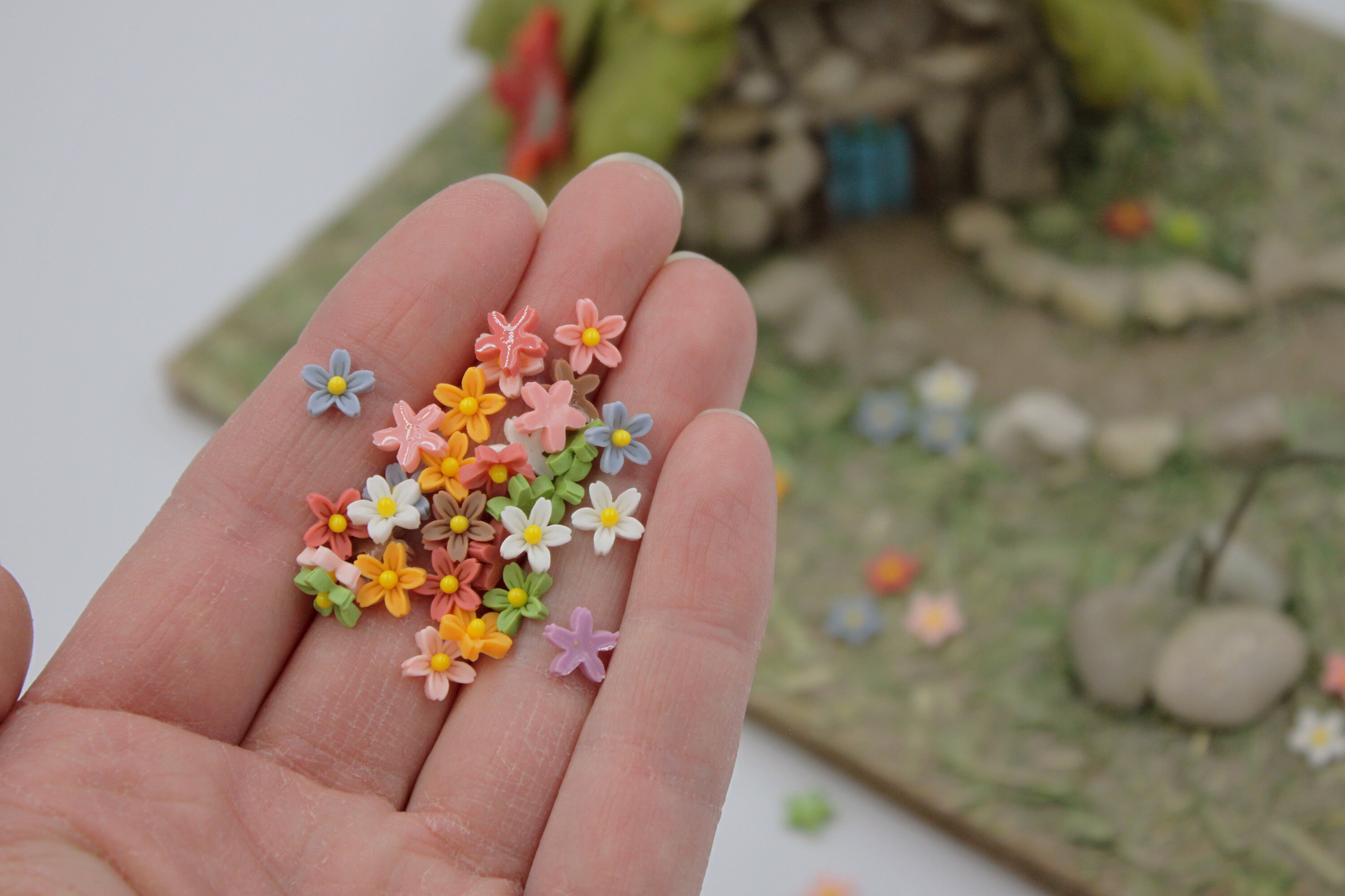 Micro Resin Gänseblümchen – 50 Winzige Harz-Blüten Für Terrarien, Feengärten & Puppenhäuser