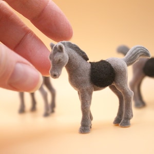 Flocked Horse 1:50 Scale with Basic Felt Saddle for Miniature Army Diorama, Fairy Garden, Western Battlefield Model or Animal Farm Decor