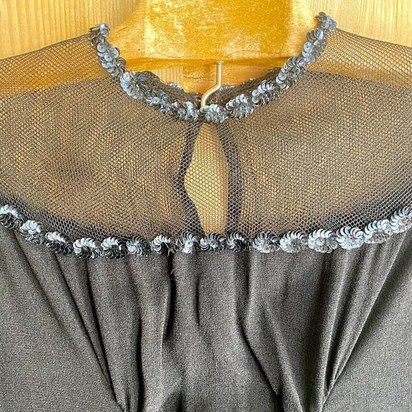 ROBE Années Folles en crêpe noir SEQUINS bleu c1920