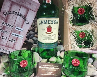 Puede incluir: Un juego de dos portavelas de vidrio verde con una botella de whisky irlandés Jameson y una tarjeta de presentación para CandlesAndBooze. Los portavelas están hechos de botellas Jameson recicladas y presentan el logotipo de Jameson y el año 1780.