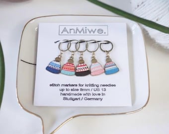 knitted-hat-stitch markers in light gold / brass / Maschenmarkierer / charms / pendants / Anhänger