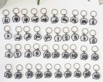 essential stitch marker set in speech bubble design with numbers and knitting abbreviations / Maschenmarkierer / Charms / Anhänger