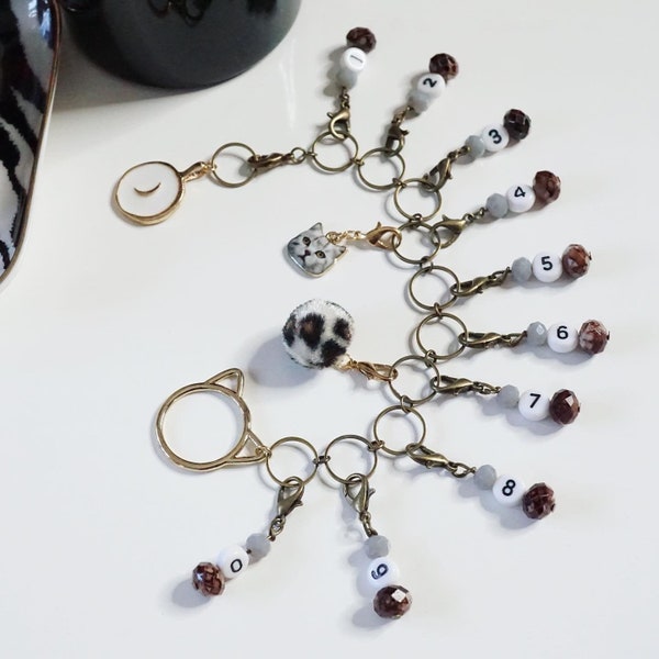 Row-counting-chain furry cat with 13 stitch markers in brass / gold / reihenzähler kette / progress keeper / charms / pendants / monstera