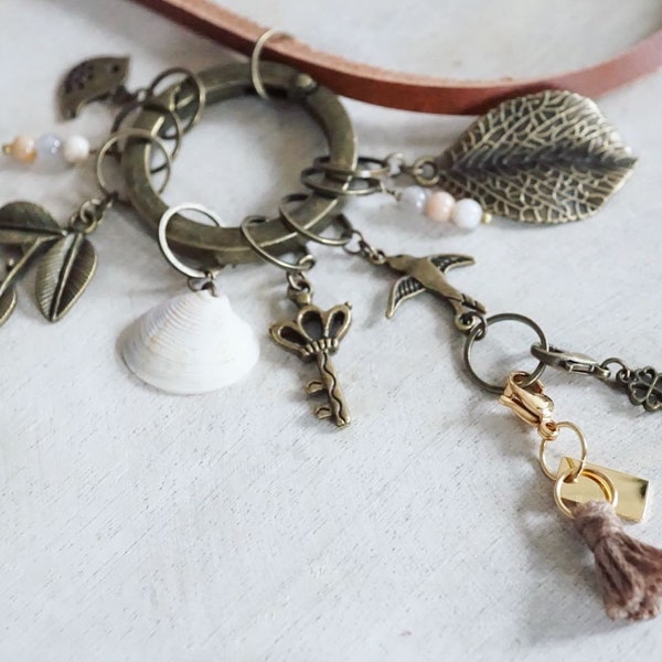 Beach treasure stitch marker necklace in beige / antique bronze / Maschenmarkierer / charms / pendants / Anhänger / Kette