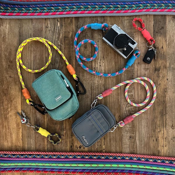 Oltre 150 cinghie per corda da arrampicata riciclate (borsa + macchina fotografica), completamente personalizzabili, riciclate da vere corde da arrampicata di marca :)