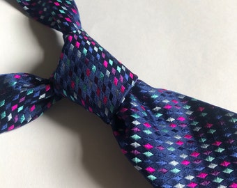 Cravatta da uomo Charles Tyrwhitt in seta italiana, blu con motivo geometrico intrecciato, elegante e raffinata, ideale per abiti formali e matrimoni, perfetta per abiti da cerimonia.